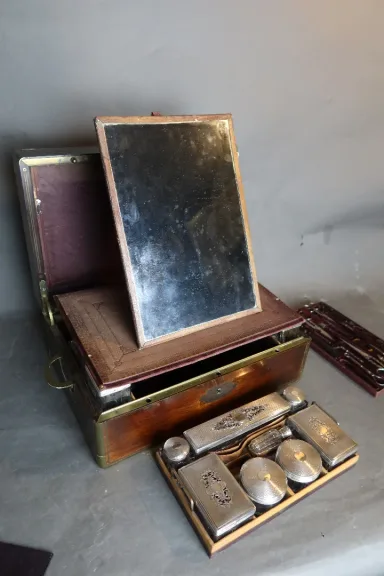 Coffret nécessaire de toilette signé Vedel et Cie