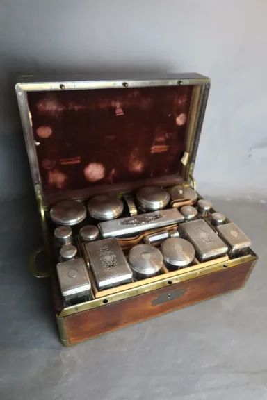 Coffret nécessaire de toilette signé Vedel et Cie