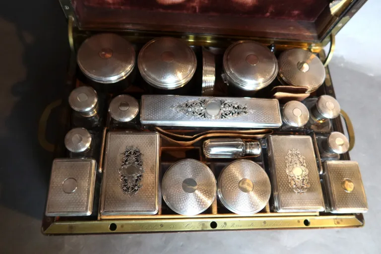 Coffret nécessaire de toilette signé Vedel et Cie