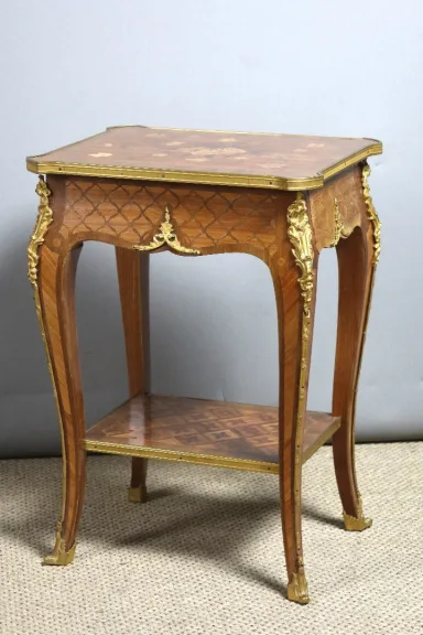 Beistelltisch im Louis XV-Stil