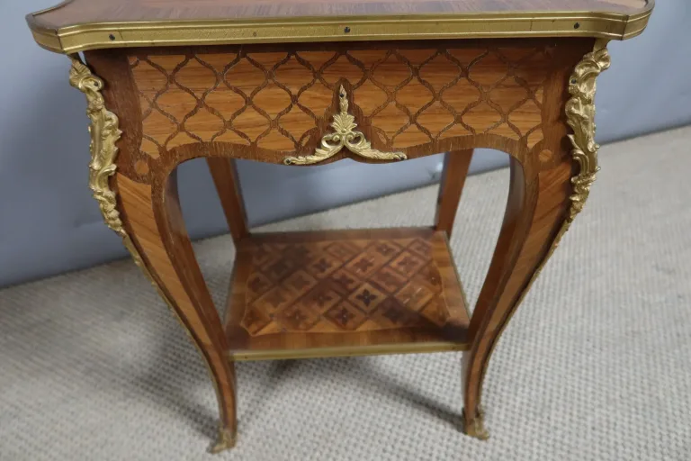 Beistelltisch im Louis XV-Stil