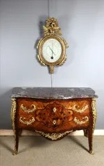 Commode sauteuse en marqueterie estampillée "Perreau"