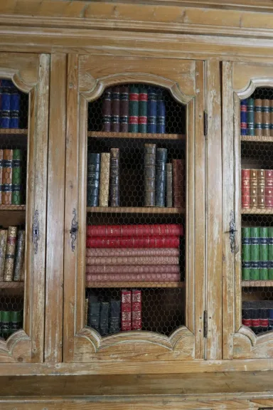 Grande bibliothèque en pin cérusé