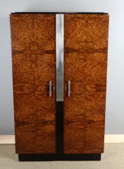 KLEIDERSCHRANK IM ART DECO-STIL