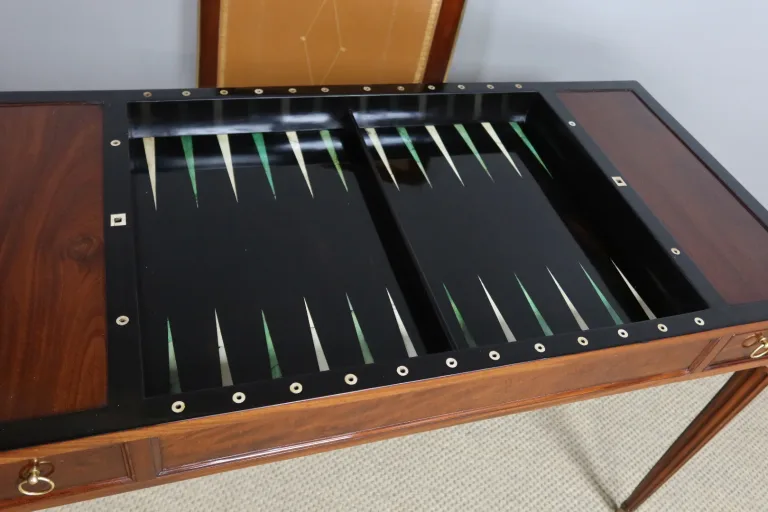 Table tric-trac en acajou fin XVIIIème siècle