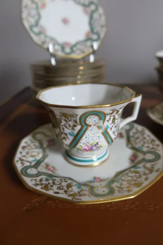 磁器の紅茶とコーヒーのサービス