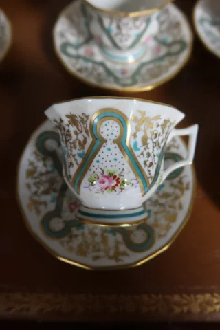 磁器の紅茶とコーヒーのサービス