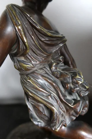 Sujet en bronze "L'enfant au cerceau" signé