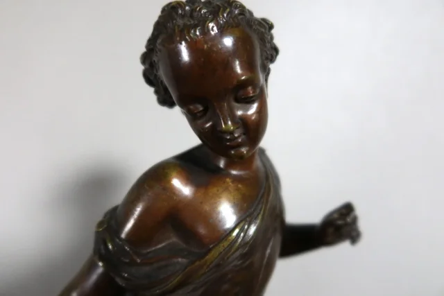 Sujet en bronze "L'enfant au cerceau" signé