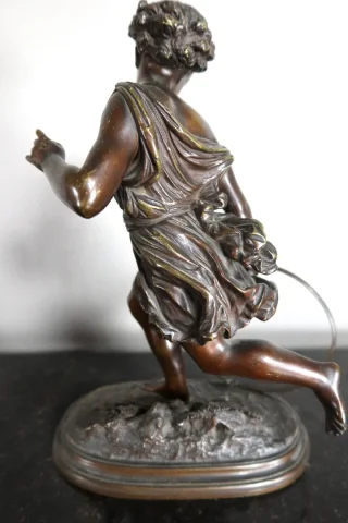 Sujet en bronze "L'enfant au cerceau" signé