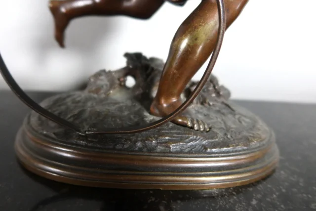 Sujet en bronze "L'enfant au cerceau" signé