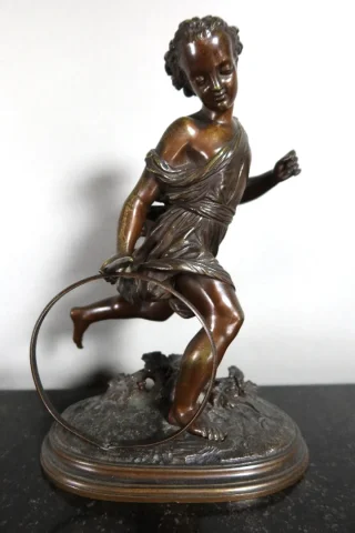 Sujet en bronze "L'enfant au cerceau" signé