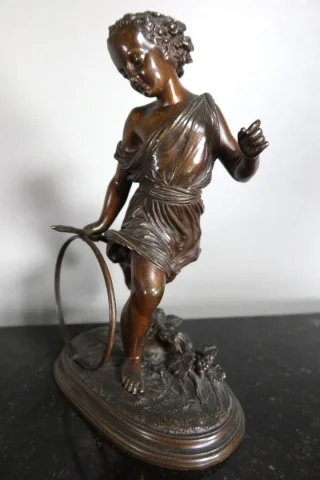 Sujet en bronze "L'enfant au cerceau" signé