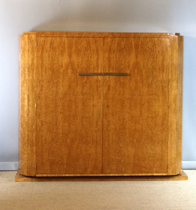 ROGER BAL 设计的 BIRCH WARDROBE