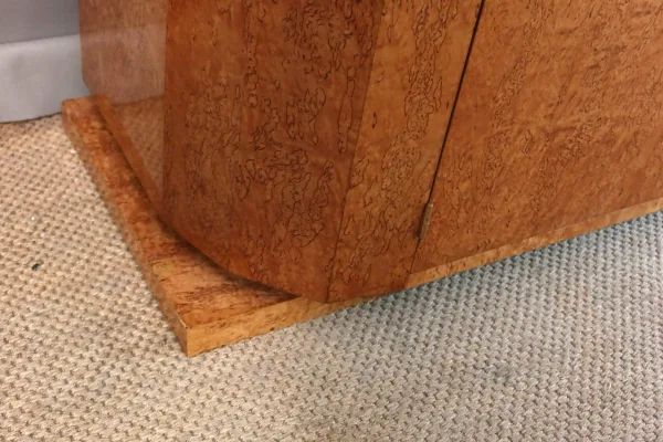 Armoire en bouleau madré de Roger Bal à Paris