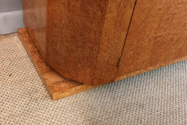 Armoire en bouleau madré de Roger Bal à Paris