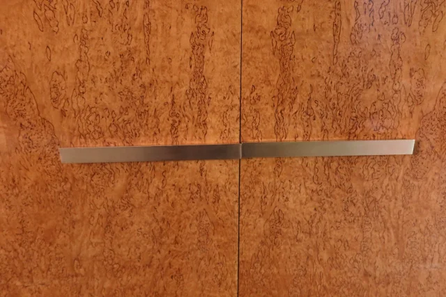 Armoire en bouleau madré de Roger Bal à Paris