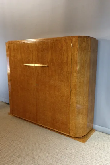 Armoire en bouleau madré de Roger Bal à Paris