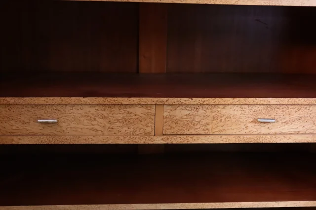 Armoire en bouleau madré de Roger Bal à Paris