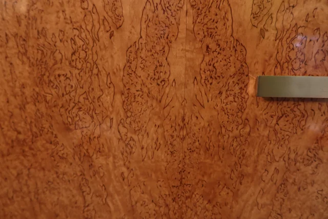 Armoire en bouleau madré de Roger Bal à Paris