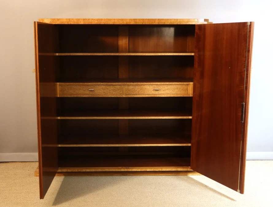 ROGER BAL 设计的 BIRCH WARDROBE