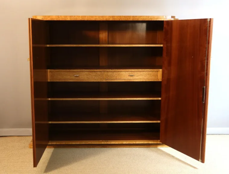 Armoire en bouleau madré de Roger Bal à Paris