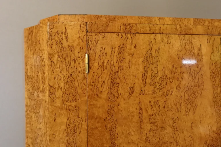 Armoire en bouleau madré de Roger Bal à Paris