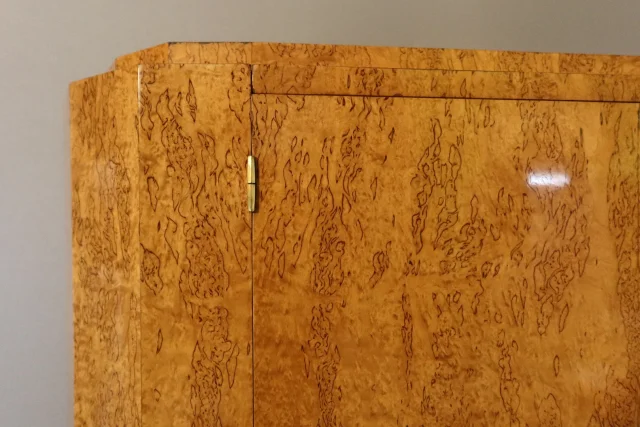 Armoire en bouleau madré de Roger Bal à Paris