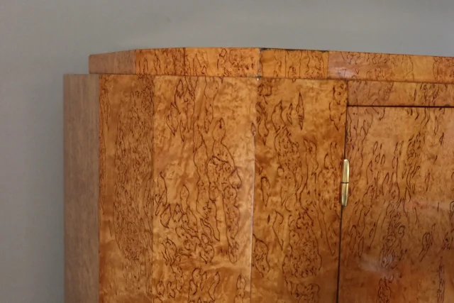 Armoire en bouleau madré de Roger Bal à Paris
