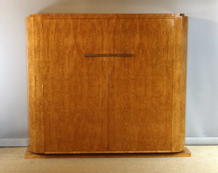 Armoire en bouleau madré de Roger Bal à Paris