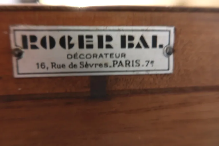 Armoire en bouleau madré de Roger Bal à Paris