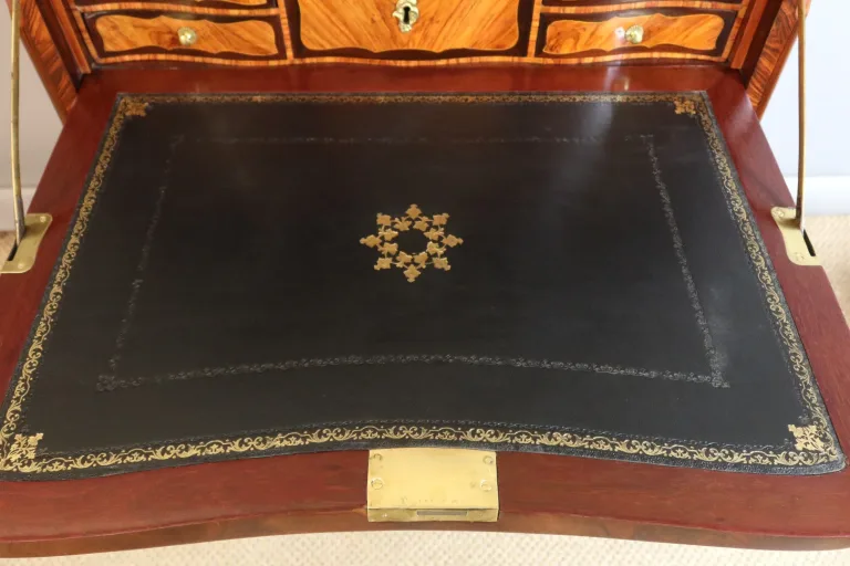 Secrétaire en marqueterie estampillé Léonard Boudin (1735-1804)