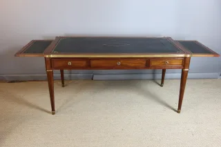 NEGENTIENDE-EEUWS BUREAU
