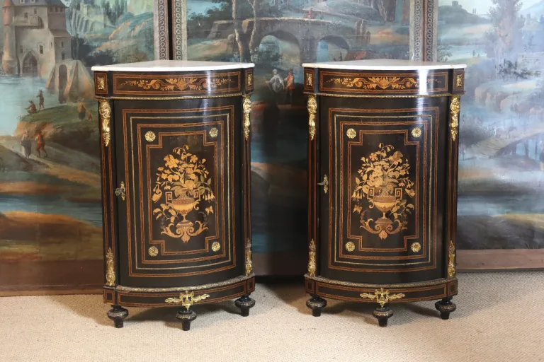 Paire d'encoignures marquetées XIXème