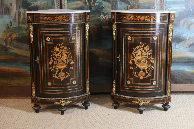 Paire d'encoignures marquetées XIXème
