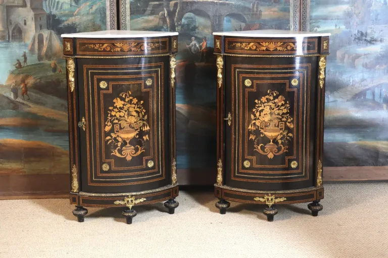Paire d'encoignures marquetées XIXème