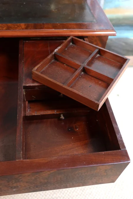 SCHREIBTISCH MIT JARDINIERE