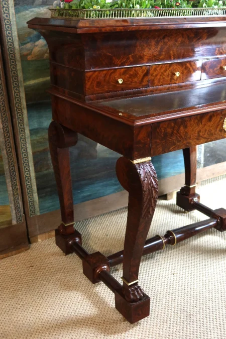 SCHREIBTISCH MIT JARDINIERE