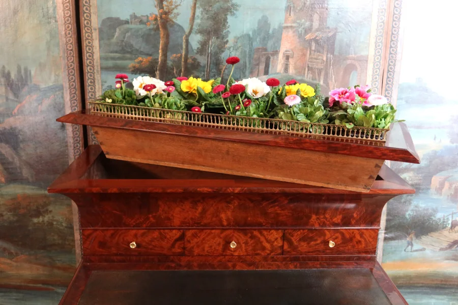 SCHREIBTISCH MIT JARDINIERE