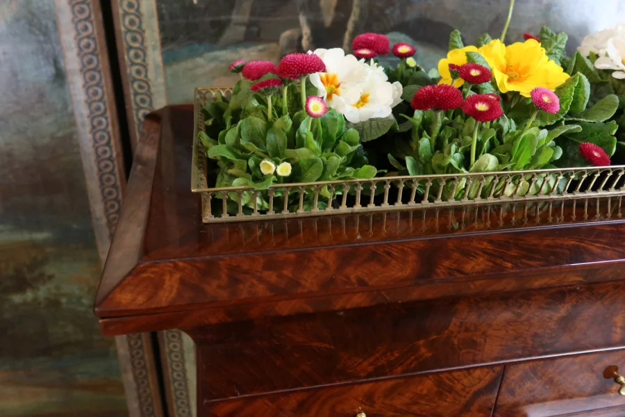 SCHREIBTISCH MIT JARDINIERE