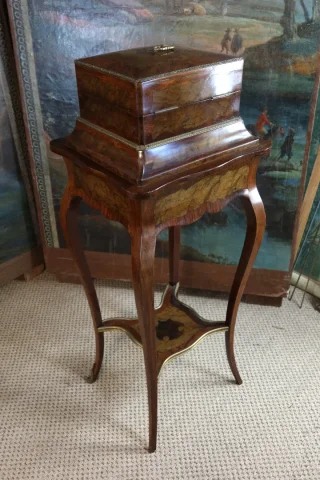 Coffret à bijoux sur sa table époque XIXème