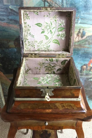 Coffret à bijoux sur sa table époque XIXème