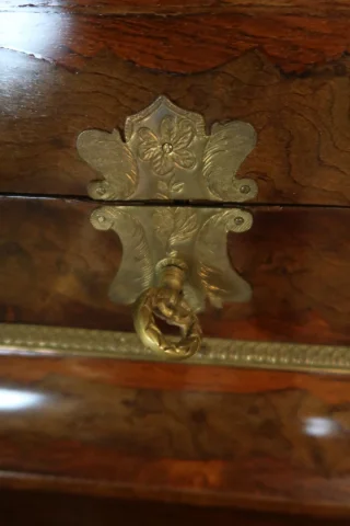 Coffret à bijoux sur sa table époque XIXème
