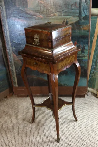 Coffret à bijoux sur sa table époque XIXème