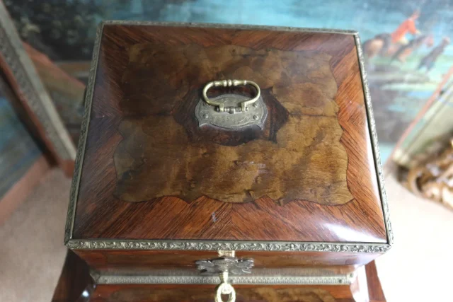 Coffret à bijoux sur sa table époque XIXème