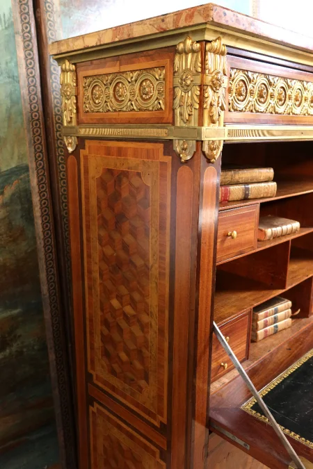 Secrétaire Louis XVI aux attributs de musique