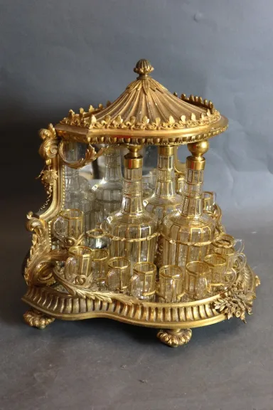 Cave à liqueurs en bronze doré XIXème