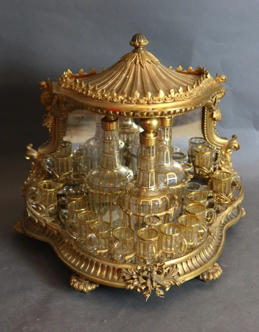 Cave à liqueurs en bronze doré XIXème