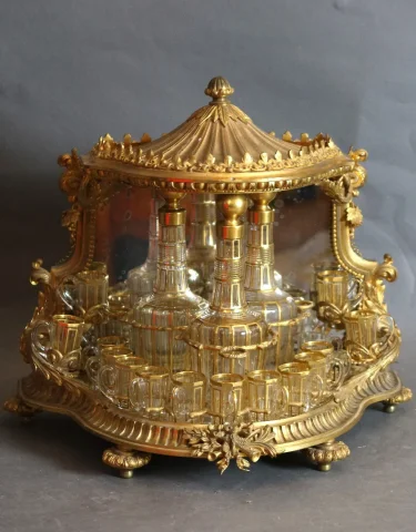 Cave à liqueurs en bronze doré XIXème
