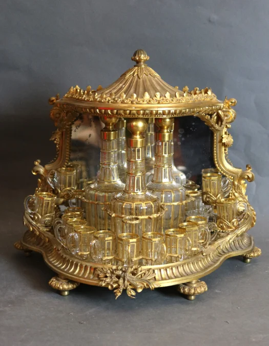 Cave à liqueurs en bronze doré XIXème